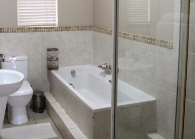 Seaview Manor Accommodation | The Little Pearl Bathroom